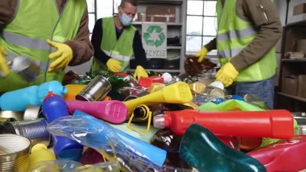 廃棄物リサイクル工場 廃棄物分別 リサイクル可能なプラスチックアルミガラス紙パックと段ボール 高品質4K映像 — ストック動画