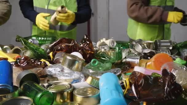 Recycling Sorting Center Waste Sorting Belt Hand Separation Waste Recovery — Vídeo de stock