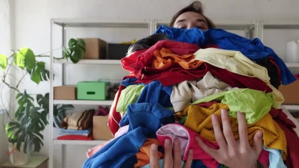 Отходы Находятся Центре Моды Физический Акт Отбрасывания Материалов Одежды Характер — стоковое видео