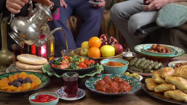 Рамадан Святкує Мусульманська Сім Столом Традиційна Святкова Ісламічна Халяль Їжа — стокове відео