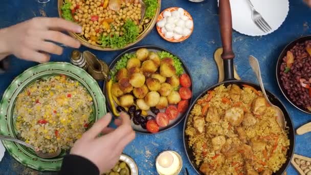 一个穆斯林家庭正在家里一起吃炸土豆条 斋月禁食期间的伊法塔晚餐 高质量的4K镜头 — 图库视频影像