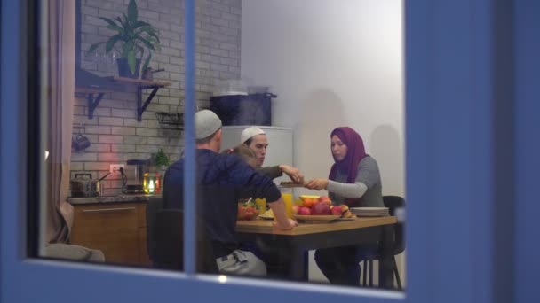 Ифтар Ужин Дома Рамадан Европейская Мусульманская Семья Высококачественные Кадры — стоковое видео