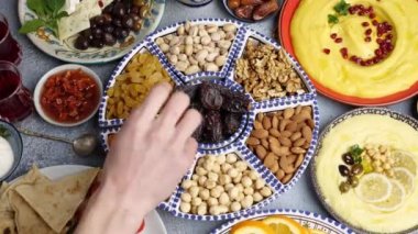 Müslümanların Ramazan 'da yemek masasında iftarı var. Yüksek kalite 4k görüntü