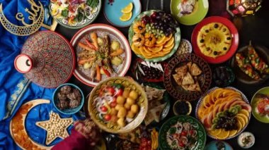 Ramazan 'da akşam yemeği için hazırlanmış yemekler, tagine, humus, samosa, falafel, pita ekmeği. Müslüman aile yemeği. İslam bayramı bayramı. Yüksek kalite 4k görüntü