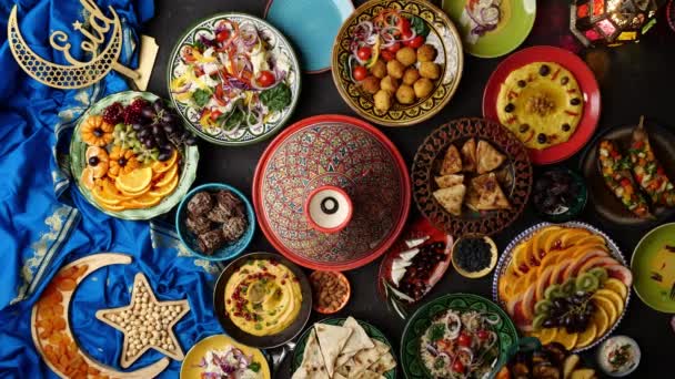 Top View Muslim Family Friends Eating Food Table Celebrating Eid — Vídeos de Stock