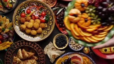 Aile Kurban Bayramı 'nı kutluyor. Geleneksel otantik yemekli şenlikli Müslüman masası. Yüksek kalite 4k görüntü