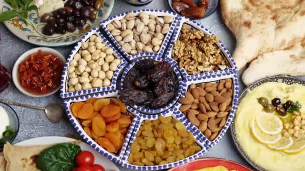 Die Ramadan Tradition Des Fastenbrechens Mit Datteln Ramadan Muslimische Mehrgenerationenfamilie — Stockvideo
