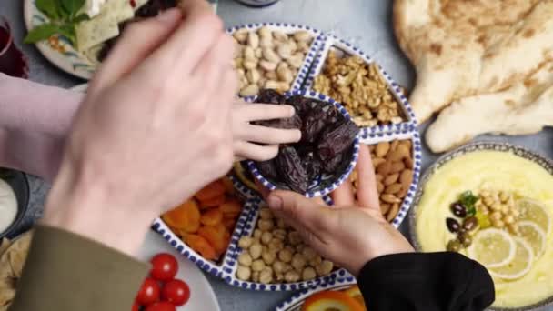 Їсти Після Посту Місяць Рамадан Близькосхідні Сім Діляться Їдять Разом — стокове відео