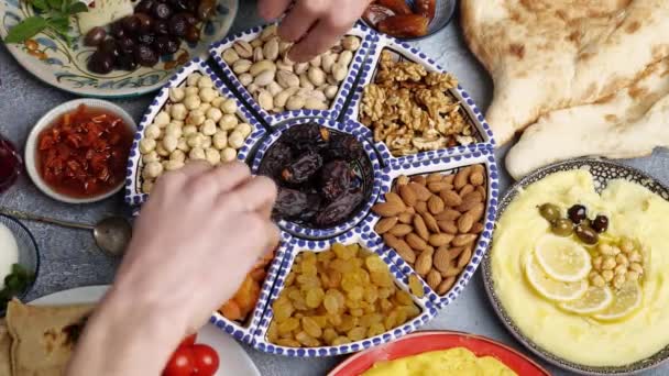Orta Doğu Suhoor Veya Iftar Yemeği Müslüman Bir Aile Masada — Stok video