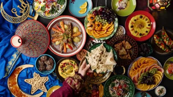 ラマダーンの食べ物 Eid Fitrを祝う 家族や友人はテーブルで伝統的な中東の休日の食べ物を一緒に食べる 高品質4K映像 — ストック動画