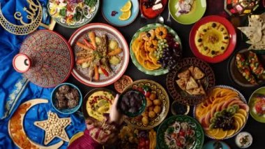 Aile yemeği. Arap Ortadoğu geleneksel mutfağı olan iftar, Müslümanların günbatımından sonra yedikleri bir yemektir. Türlü Arap doğu yemekleri. Üst Manzara. Yüksek kalite 4k görüntü
