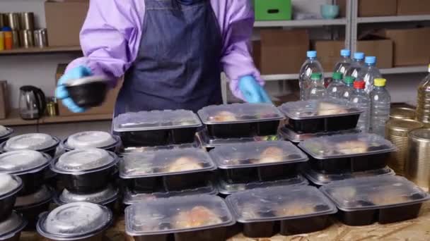 Verteilung Von Warmen Mittagessen Einer Lunchbox Zum Mitnehmen Hochwertiges Filmmaterial — Stockvideo