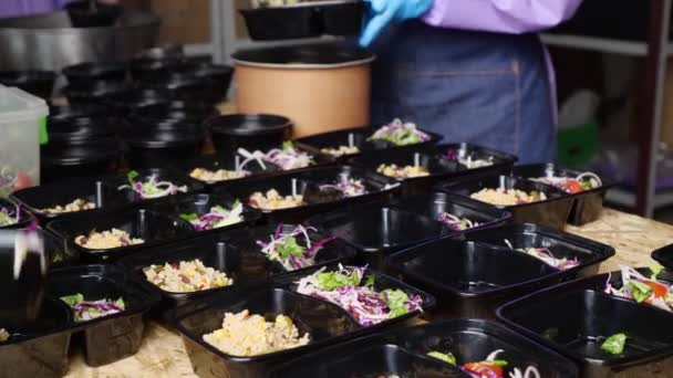 Wolontariusze Przygotowują Jedzenie Kuchni Centrum Wyżywienia Społecznego Program Posiłku Seniora — Wideo stockowe