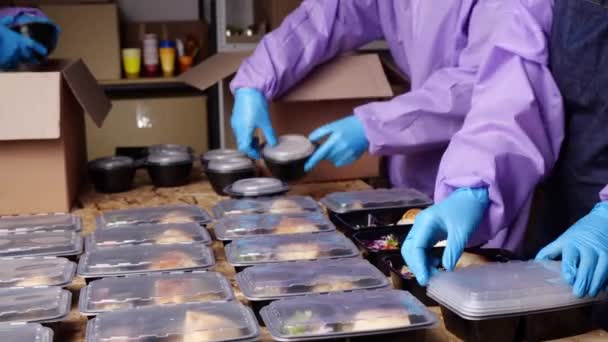 Katering Makan Siang Bisnis Panas Pekerja Dapur Mengumpulkan Kotak Makan — Stok Video