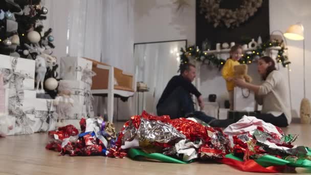 Cadeaus Uitpakken Kerst Afval Vuilnis Vuilnis Rotzooi Gebruikt Inpakpapier Vakantiekaarten — Stockvideo