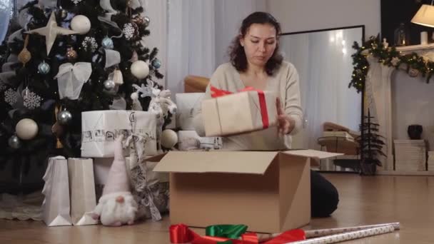Ibu Dan Anak Mengumpulkan Hadiah Natal Kotak Amal Untuk Keluarga — Stok Video