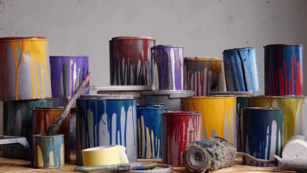 Old Paint Cans Waste Inglês Latas Tinta Colorida Esmalte Base — Vídeo de Stock