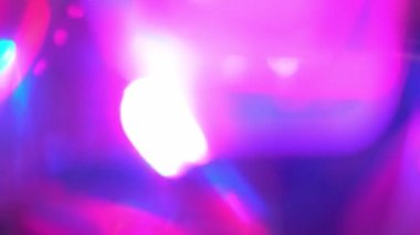 Soyut dijital yoğun gece kulübü arka planında bulanık sıvı ışıklarla çok renkli, neşeli, mavi ve mor renkler var. Yüksek kalite 4k görüntü