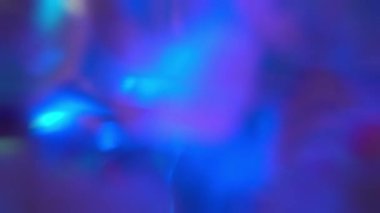Neon mavisi ve mor renkler Noel için büyülü arka plan. Optik Kristal Prizma Işınlar. Işıklar arka planda veya üstüste konur. Yüksek kalite 4k görüntü