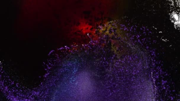 蓝色紫色墨色渐变宏 旋转成一个圆圈 水中的液体油漆 运动混合五彩缤纷的墨水 高质量的4K镜头 — 图库视频影像