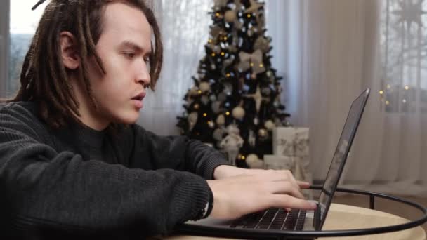 Ein Junger Mann Arbeitet Während Der Weihnachtsfeiertage Hause Hart Hochwertiges — Stockvideo