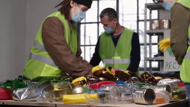 Glas Kunststof Staal Aluminium Verpakking Van Levensmiddelen Rrecycling Sorteerders Sorteren — Stockvideo