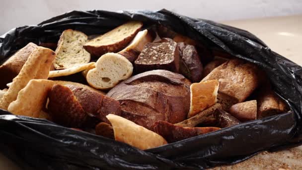 Απόβλητα Αρτοποιίας Μπαγιάτικο Ψωμί Ψίχουλα Ψωμιού Χρήση Απορριμμάτων Τροφίμων Ζωοτροφή — Αρχείο Βίντεο