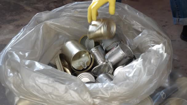 金属罐回收利用 铝饮料罐或锡罐 钢或双金属食品罐 高质量的4K镜头 — 图库视频影像