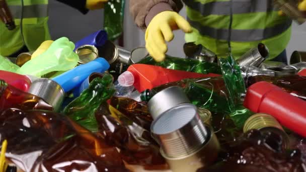 Avfallssorteringsanläggning Återvinningsbar Personal För Sortering Och Materialåtervinning Fast Avfall Glas — Stockvideo