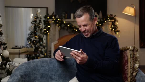 Een Vrolijke Lachende Man Kijkt Iets Grappigs Het Internet Kerstvakantie — Stockvideo