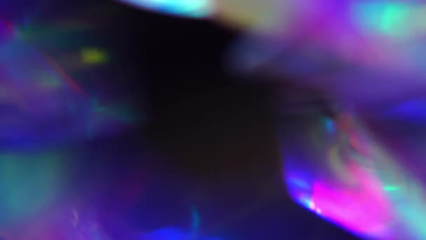 玻璃霓虹灯紫色数码全息图背景 棱镜晶体光折射背景彩虹纹理 圣诞灯的背景 高质量的4K镜头 — 图库视频影像