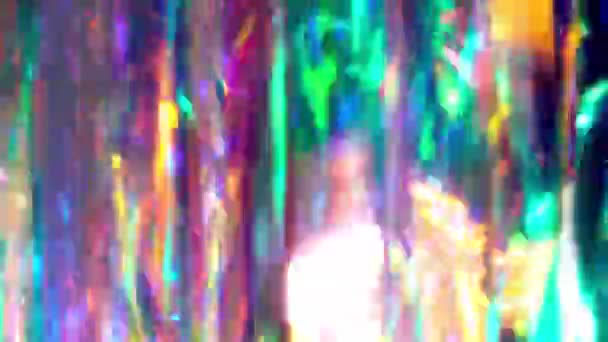 晶莹夺目的玻璃微粒飘过空间 不断地改变着它们的颜色 圣诞灯火背景 高质量的4K镜头 — 图库视频影像