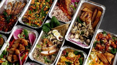 Yemek Teslimatı ve Paket Servis. Çeşitli bireysel sağlıklı kutulu öğle yemekleri. Yemek siparişi çevrimiçi. Yüksek kalite fotoğraf