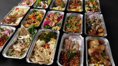 Ofis Öğle Yemeği Teslimatı. Şirket Yemek Servisi. Yüksek kalite 4k görüntü