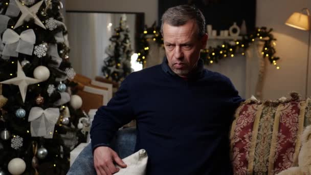 Mal Humor Depresión Problemas Crisis Navidad Hombre Triste Sala Imágenes — Vídeo de stock