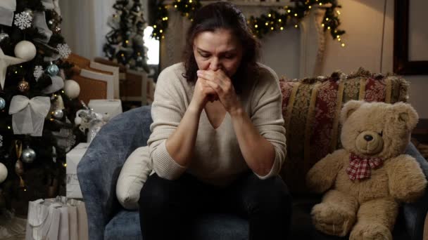 Depresi Keluarga Atau Masalah Keuangan Selama Liburan Natal Wanita Sedih — Stok Video