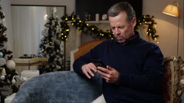 Bir Adam Tabletten Haberleri Okuyor Şok Şaşkınlık Duygusu Noel Zamanı — Stok video