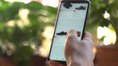 İnternetten alışveriş. Mens ayakkabısı alıyorum. Yüksek kalite 4k görüntü