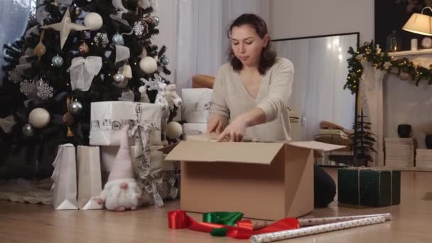 ママと子供は 低所得世帯のためのクリスマスギフト寄付慈善団体ボックスを収集します クリスマスアシスタンスとヘルプ 高品質の4K映像 — ストック動画