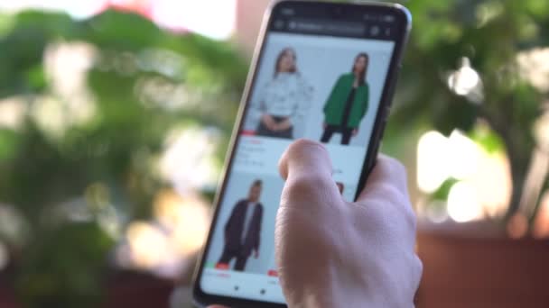 Kvinna Som Använder Smartphone Köper Internet Shop Kunden Väljer Kvinnokläder — Stockvideo