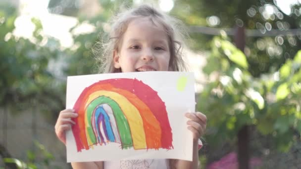 Bonne Petite Fille Tenant Dessin Arc Ciel Pour Enfants Journée — Video