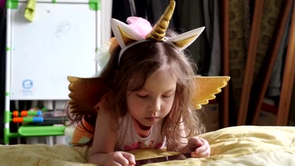 漂亮的小女孩穿着独角兽天使的服装 高质量的4K镜头 — 图库视频影像