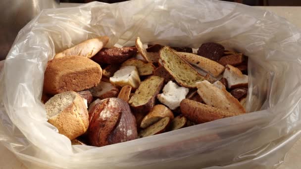 Suchý Nesnězený Chleba Kruhová Ekonomika Chleba Recyklace Chleba Plýtvání Neprodané — Stock video