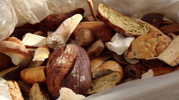 未出售和未吃的剩余面包被扔进垃圾堆 面包店废物动物饲料 — 图库视频影像