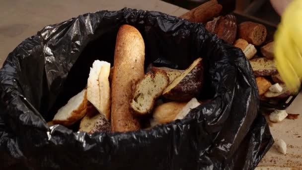 Bäcker Wirft Unverkauftes Brot Den Müll Bäckereiabfälle Umwidmung Ausrangierter Teigwaren — Stockvideo