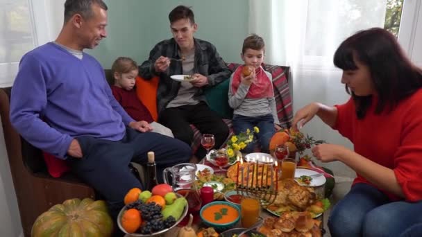 Família Judaica Feliz Com Crianças Celebra Hanukkah Festival Das Luzes — Vídeo de Stock