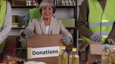 Yiyecek bağışla. Düşük gelirli aileler için bedava Noel Yemeği. Yüksek kalite 4k görüntü