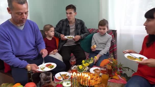 ユダヤ人のホリデー シャヌカ お祝いのテーブルにいるユダヤ人の家族 高品質のフルHd映像 — ストック動画
