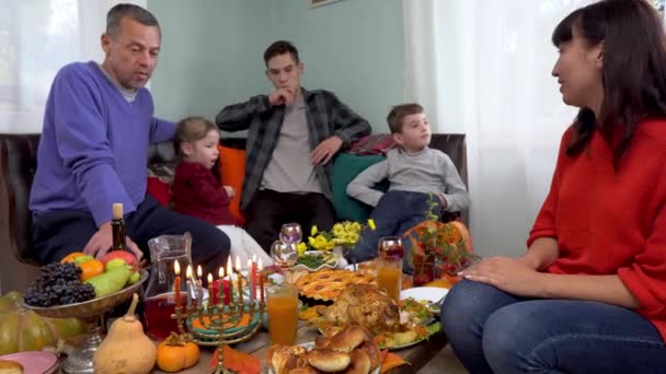 유대인 하누카 테이블 Hanukkah Chanukah는 메노라 특별한 음식을 축하하는 유대인 — 비디오