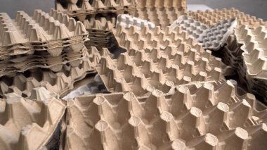 Kağıt yumurta kutuları tüketim sonrası kağıtlardan yapılır ve geri dönüştürülebilir, gübrelenebilir ve biyolojik olarak çözünebilir. Yüksek kalite 4k görüntü